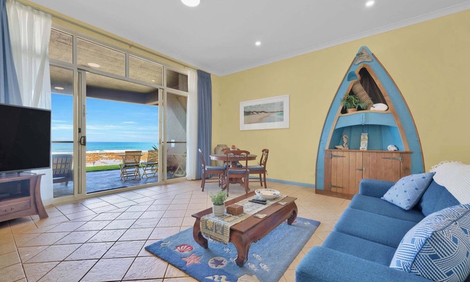 Blue Bay Appartement | Beachfront Stay, Private & Romantic l Nova Escapes