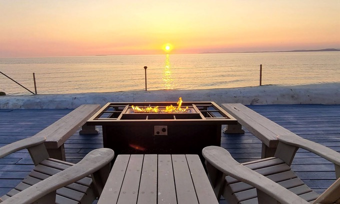 Oak Harbor Maison | Beachfront Steps to the Sand, Hot Tub Birdwatching