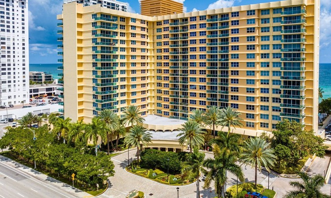 Hollywood South Central Beach Appartement | Beachfront Studio with Pool, Jacuzzi, Gym. Fully Renovated, in Hollywood Beach.