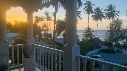 La Iglesia Maison | Beachfront Unit with Stunning Sunsets and Starlink Internet !
