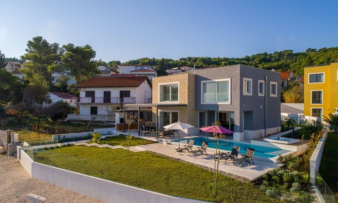 Slatine Villa | Beachfront Villa Grey Martini with Pool