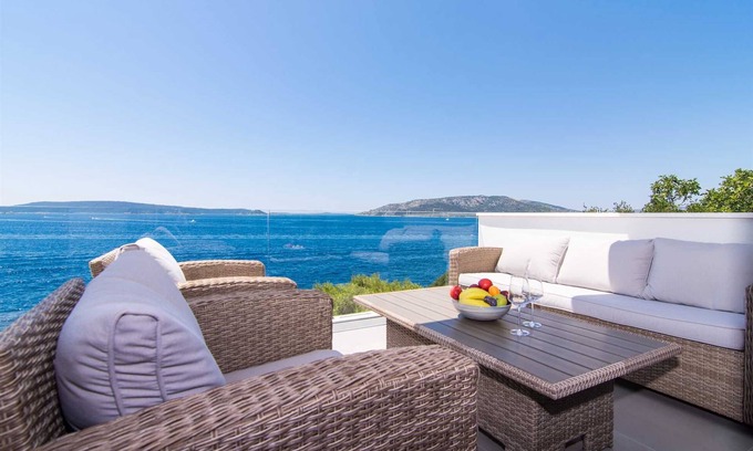 Okrug Donji Villa | Beachfront Villa Sea Touch