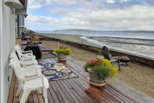 Bells Beach Maison | Beachfront Whidbey Island Home and Apartment!