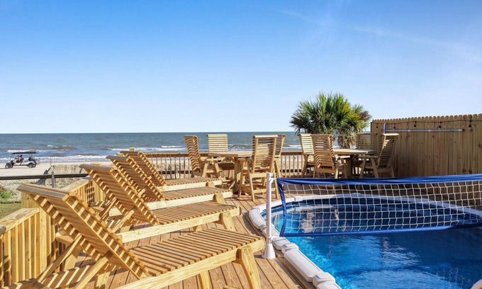 Port Bolivar Maison | BeachfrontHeatedPool!HotTub!Weddings!EventParking!Sleep24!Pets!Starlink!PuttPutt
