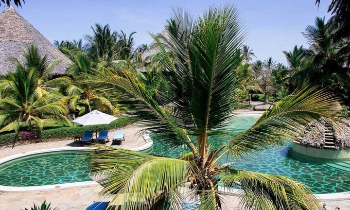 Malindi Maison | Beachside 2-bedroom cottage in beach resort with AC, Wi-Fi, Restaurant & Bar