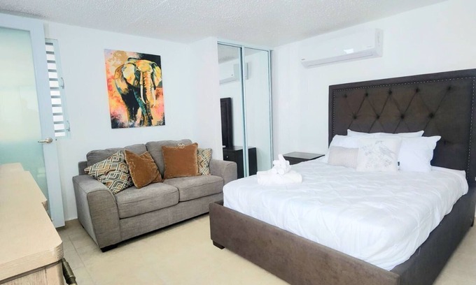 Levittown Maison | Beachside Bliss: Nestled by Shops & Dining - Only a Mile to Waves