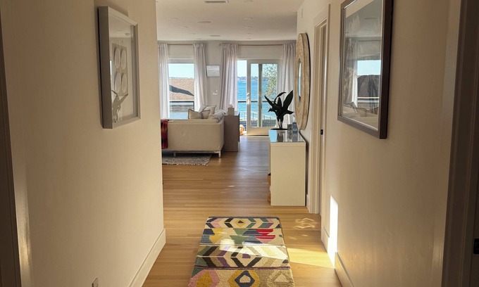 Swampscott Maison | Beachside Coastal Retreat: Breathtaking Views