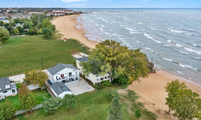 Sheboygan Copropriété | Downtown Beachside Condo with Lake Michigan Views