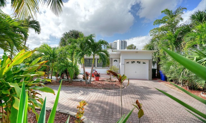 Lauderdale Beach Maison | Beachside Cottage, direct Ocean Access