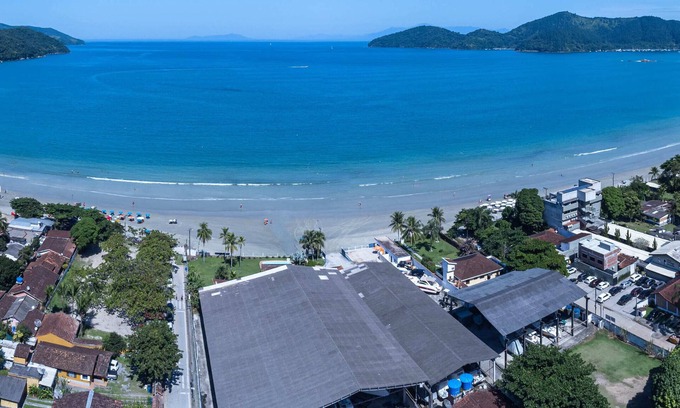 Praia da Enseada Cabine | Beachside Coziness: Your Ideal Escape.