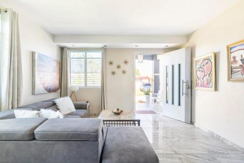 Maleza Baja Maison | Beachside Near Airport Near Golf Course