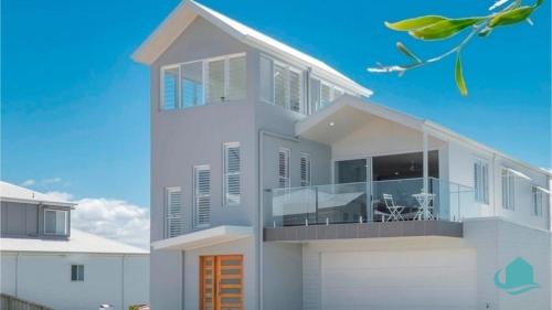Caves Beach Maison | Beachside Oasis
