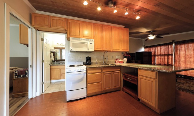 Copalis Beach Copropriété | Beachwood Condos& Resort, Pool Side Condo with 2 Queen Beds & Kitchen near beach
