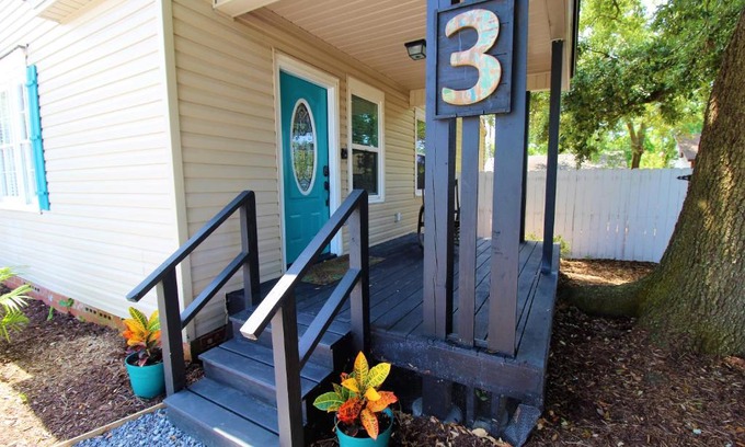 Navy Point Maison | Beachy Bungalow for Family Fun! Walk to beach!