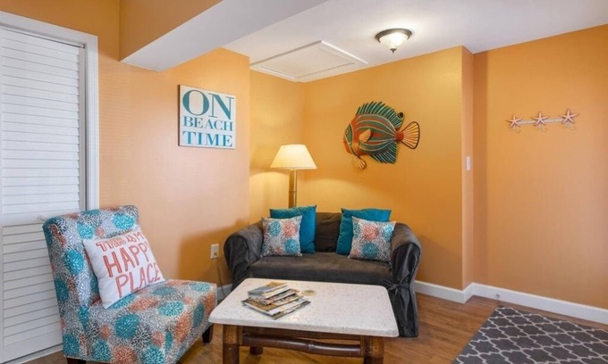 Isle of Palms Copropriété | Beachy Isle of Palms Studio Condo only 1 Block From BEACH. King Bed!!