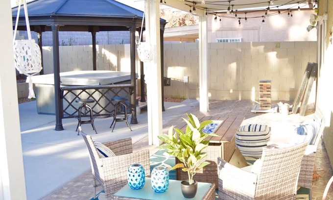 Whitney Ranch Maison | Beachy themed Home with Hot Tub & Fire Table