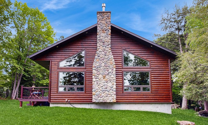 Presque Isle Cabine | Beacon Point | Lakeside cabin in Presque Isle with a firepit and water access