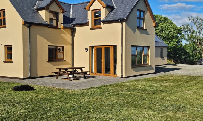 Skibbereen Maison | Beacon View House, 4-Beds, Sleeps 8, Parking