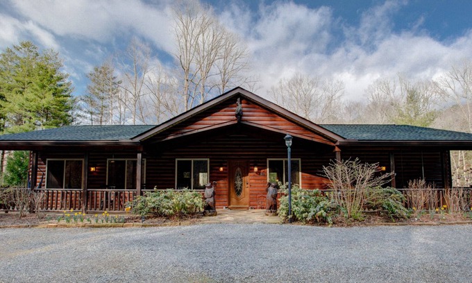 Horse Shoe Cabine | La cabine inférieure d'ours; Asheville, Biltmore Park, Brevard, ruisseau, spa et plus encore!