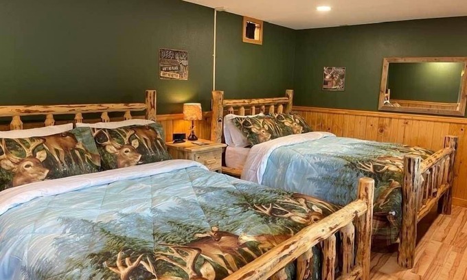 Thompson Falls Cabine | Lower Cabin Suite ( 2 queen beds) - Bear Creek Resort - Lower Cabin Suite ( 2 queen beds)