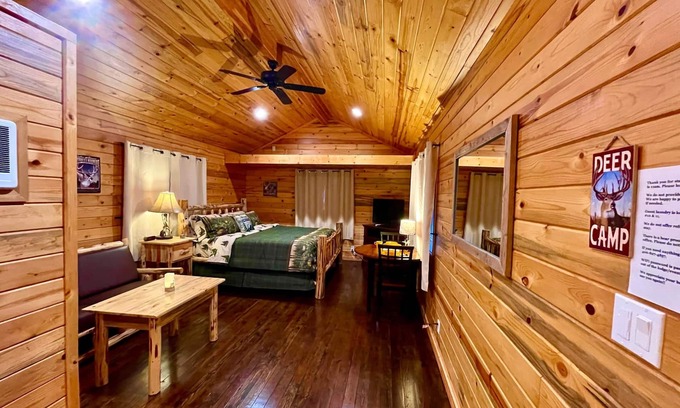 Thompson Falls Cabine | Upper cabin suite ( 1 king bed) - Bear Creek Resort - Upper cabin suite ( 1 king bed)