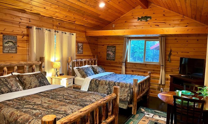 Thompson Falls Cabine | Upper Cabin Suite (double queen) - Bear Creek Resort - Upper Cabin Suite (double queen)