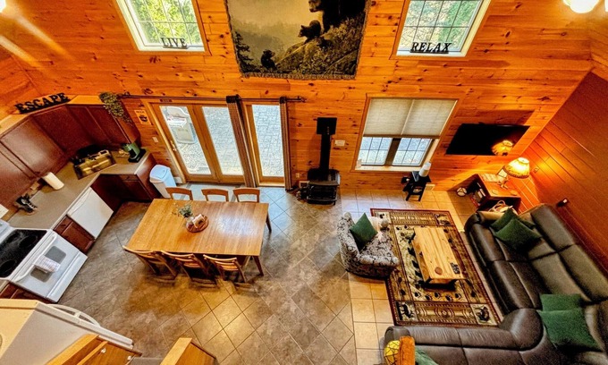 Day Cabine | Bear Den - scenic Adirondack cabin escape + lake access