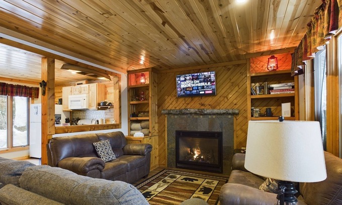 Shingleton Cabine | Bear Den-Secluded 2 Bedroom Cabin Located in the Hiawatha National Forest.