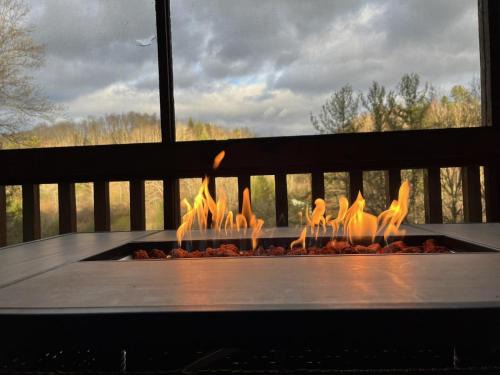Grassy Creek Maison | Bear Haven- Fire Pit, Comm Pond Access, Pool Table, Dog Friendly