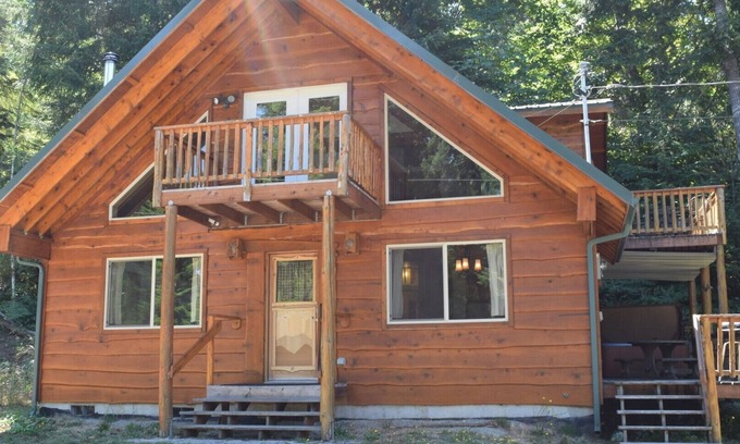 Packwood Cabine | Wifi, bain à remous, poêle à bois, près du mont Rainier et du domaine skiable de White Pass!