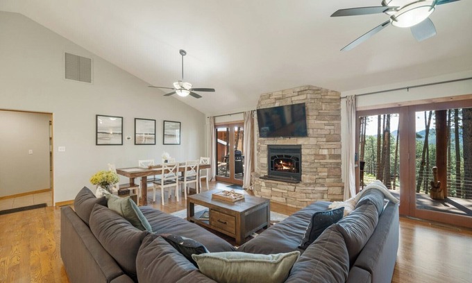 Forest Lakes Maison | Bear Hug Retreat! 3BD/2.5BA Tranquil Mt Home