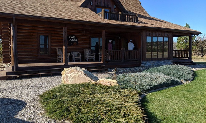 Hulett Cabine | Bear Lodge cozy is a 3 bedroom cabin located @ Golf Course at Devil's Tower.