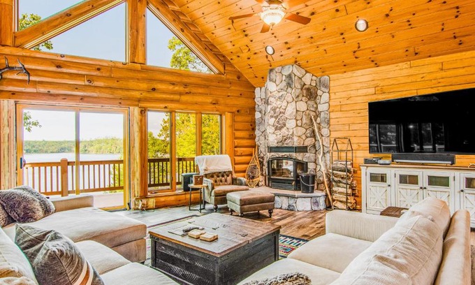 Lac du Flambeau Maison | Bear Pause Retreat & The Stone House