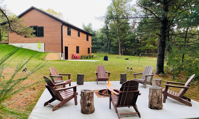 Wisconsin Dells Maison | Bear Paw Lodge Luxury Cabin Game Room Fire Pit
