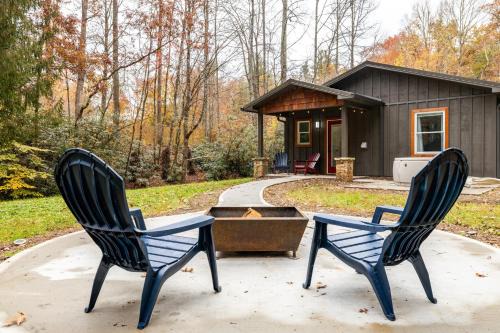 Brevard Maison | Bear’s Place by AvantStay Cozy Mountain Cabin in Brevard Firepit