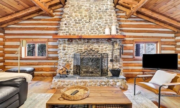 Rideau Lakes Cabine | Bears Log Cabin Retreat - private oasis on the tranquil Rideau Lakes System!