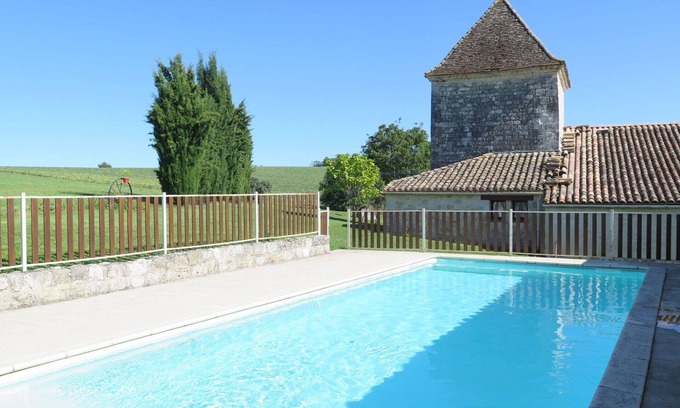 Dondas Villa | Confortable appartement dans une maison de vacances avec piscine, TV, terrasse et vue panoramique