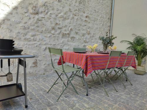 Chateaudun-Bannier Maison | Beau quartier et central, maison spacieuse avec cour, 3 chambres, 3 salles de bains à 10 min à pied de la gare