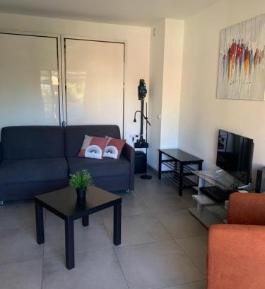 Sanary-sur-Mer Appartement | Beau Studio climatisé, parking privé Sanary centre