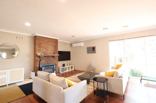 Beaumaris Maison | Beaumaris Lovely House - Bayside Holiday Rental - Entire 3 BR 1 Spa Bath 1 min to Golf Clubs