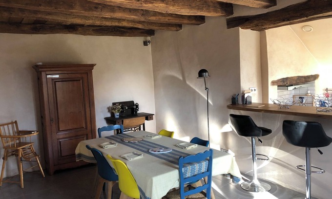 Argilly Chalet De Ski | Beaune Nuits : maison soignée, jardin, poêle à bois, grand calme