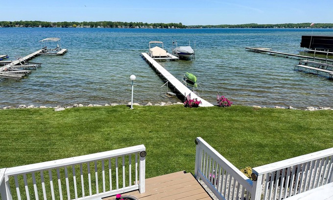 Manitou Beach Cottage | BEAUTIFUL LAKEFRONT COTTAGE!! ☀️🧡 KAYAKS! CLEAR SANDY BOTTOM