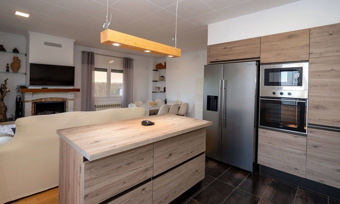 Sant Cebria de Vallalta Appartement | Beautiful apartment for 5 people with WIFI, pool, A/C, TV, patio and panoramic view