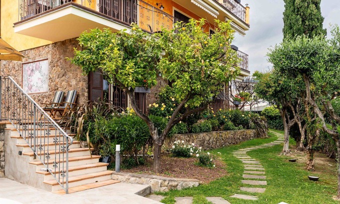 Borghetto Santo Spirito Villa | Beautiful apartment in villa for 5 guests with WIFI, A/C, pool, terrace, pets allowed and parking