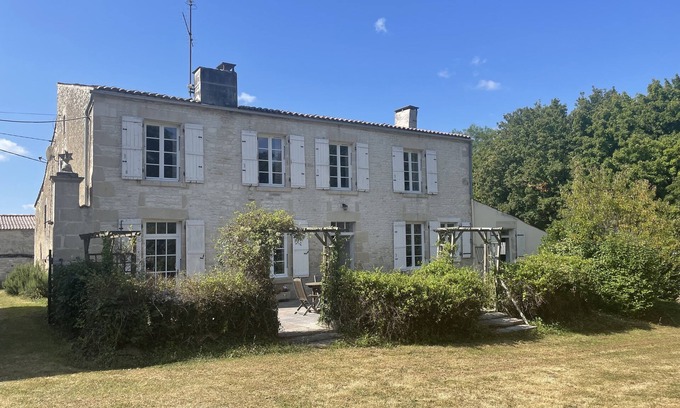 Dampierre-sur-Boutonne Maison | Beautiful country house with private garden and heated swimming pool
