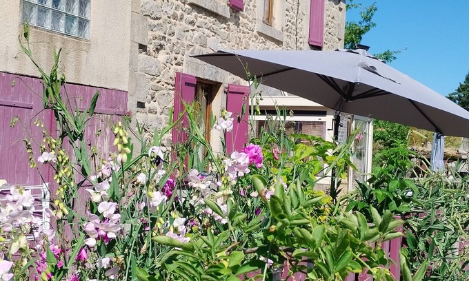 Saint-Julien-la-Geneste Maison | Maison de vacances. 4/5 personnes, rénovée. Belle campagne auvergnate.Très calme