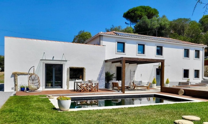Mafra Maison | Charming 2-bedroom house in welcoming Santo Estêvão das Galés with WiFi, AC