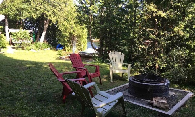 St-Adolphe-d'Howard Chalet De Ski | Chalet Le Juliette - Tranquillité assurée au bord du Lac à la Truite
