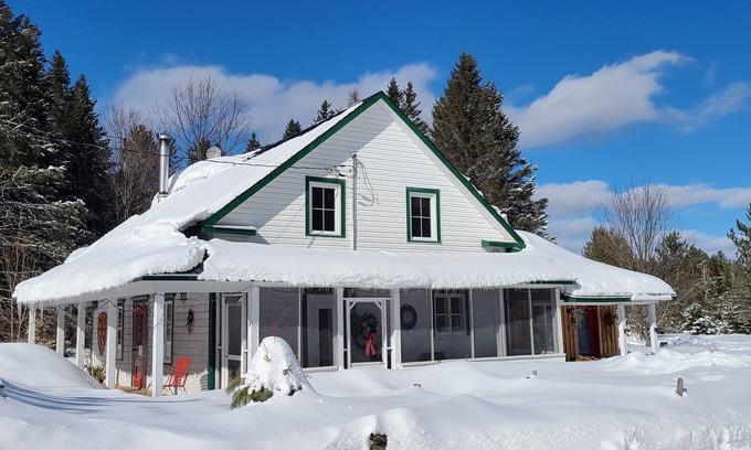 Mauricie Cottage | Beautiful country house by the river Sacacomie- Lots of space to enjoy nature.