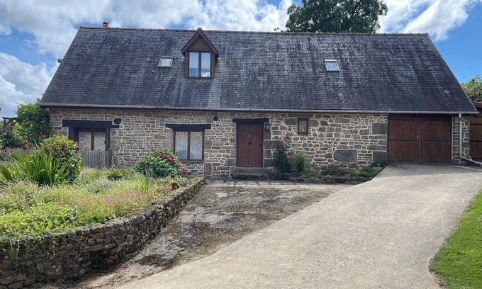 Montjoie-Saint-Martin Maison | Beautiful 3 bedroom barn conversion in a rural hamlet near Saint James Normandy